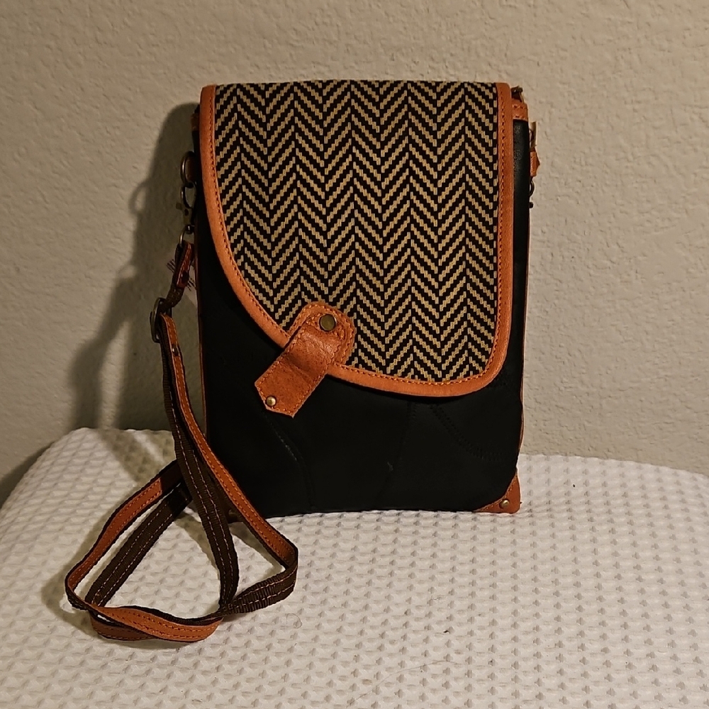 Vaan & Co. Tracker Crossbody